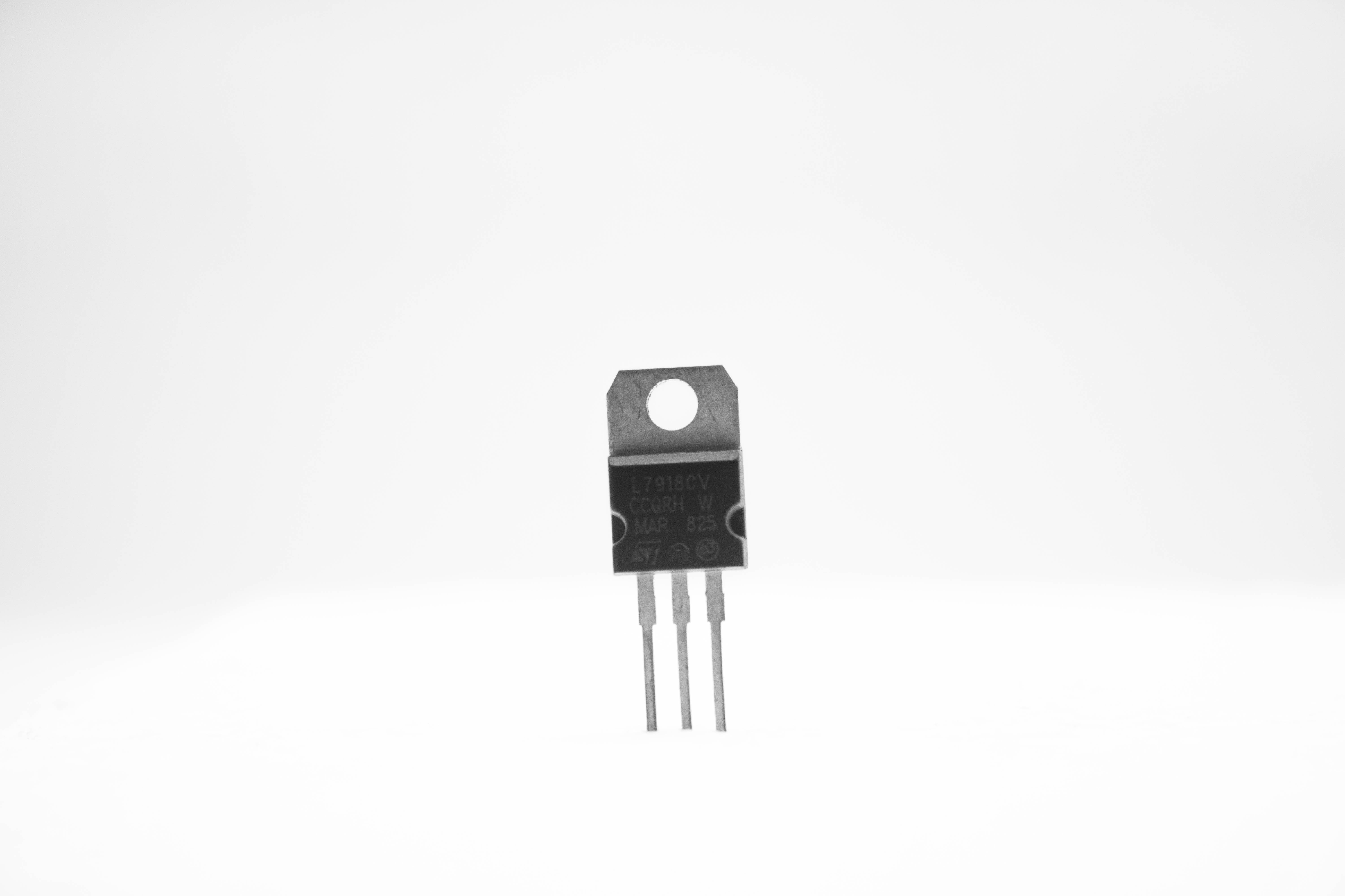 L7818 +18V Linear Regulator
